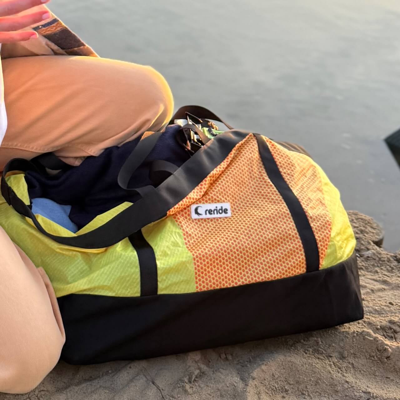 Torba z recyklingu RERIDE używana na co dzień w mieście