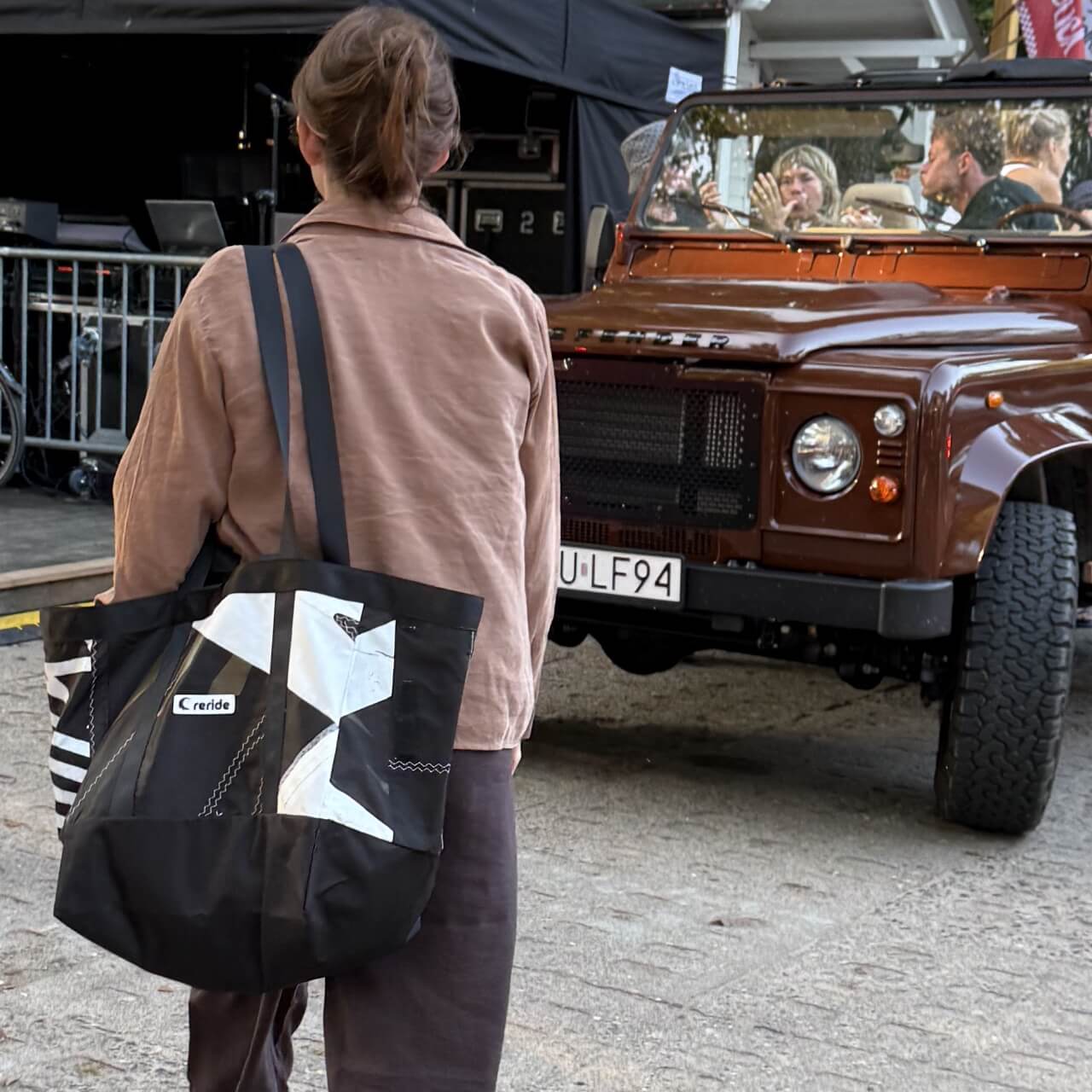 Torba do miasta z recyklingu używana w codziennym miejskim rytmie