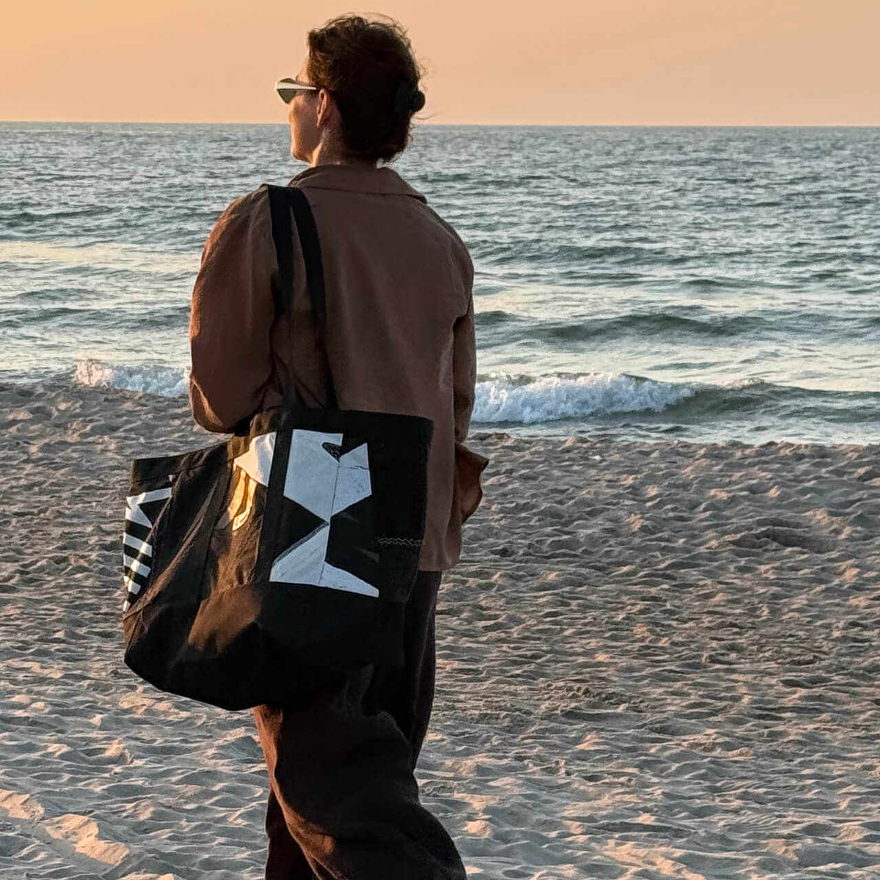 Torba Reride z upcyklingu z latawców kitesurfingowych na plaży Chałupy