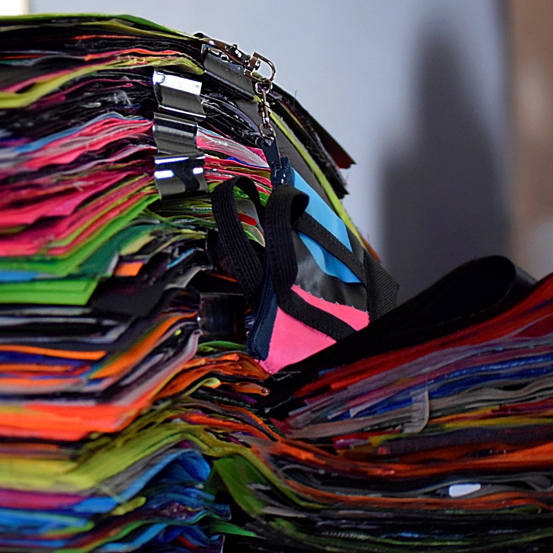 Kolorowe pocięte fragmenty zużytych żagli i banerów – przygotowane materiały do szycia toreb z recyklingu