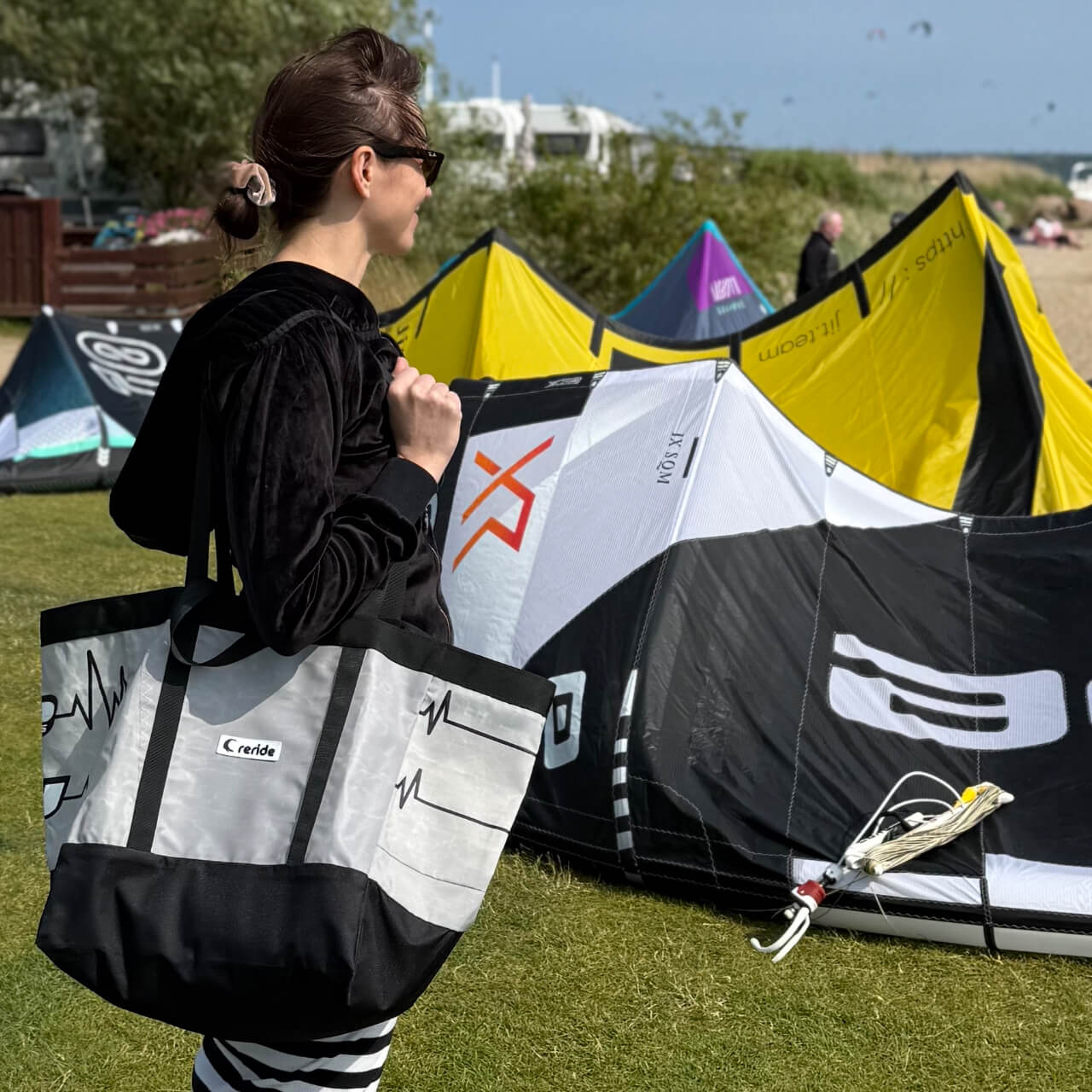 Torba z recyklingu wykonana z materiału technicznego – zbliżenie na strukturę tkaniny